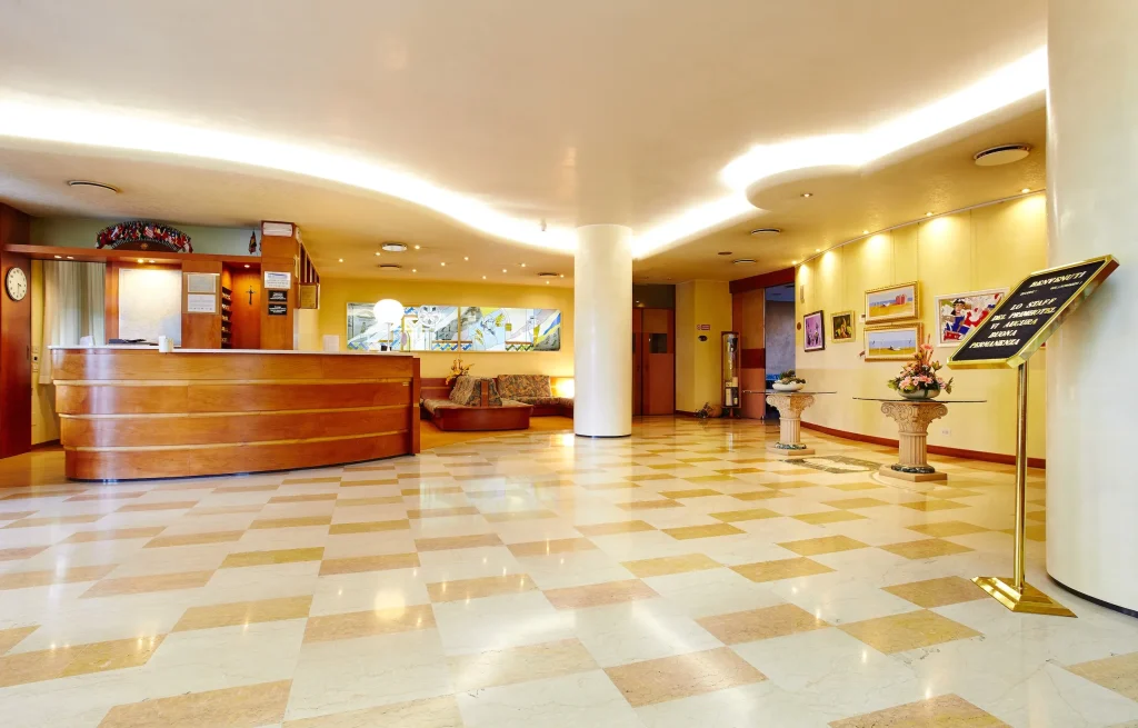 Salone d'ingresso di Primhotel con reception e area relax